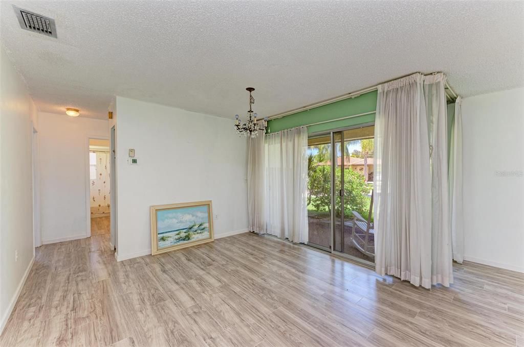 For Sale: $285,000 (2 beds, 2 baths, 1103 Square Feet)