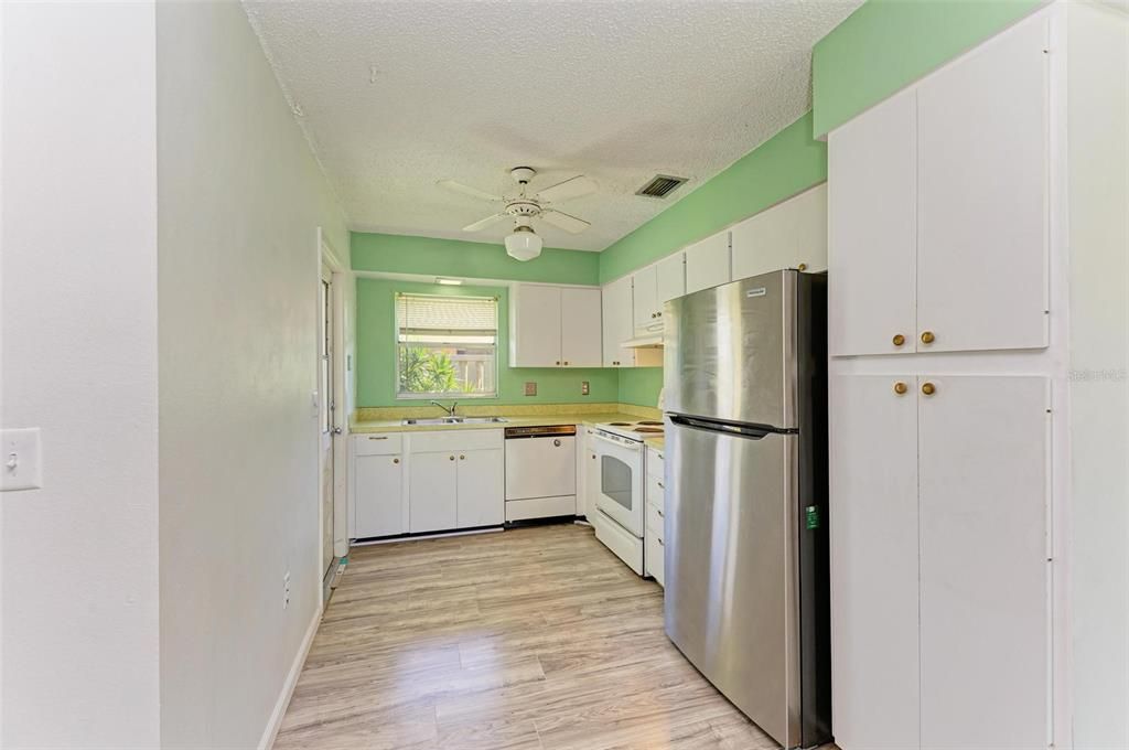 For Sale: $285,000 (2 beds, 2 baths, 1103 Square Feet)