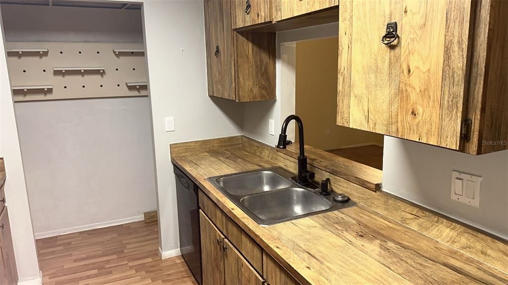 For Rent: $1,875 (2 beds, 1 baths, 872 Square Feet)