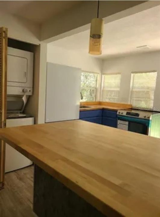 For Sale: $210,000 (2 beds, 1 baths, 838 Square Feet)