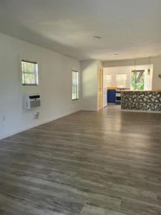 For Sale: $210,000 (2 beds, 1 baths, 838 Square Feet)