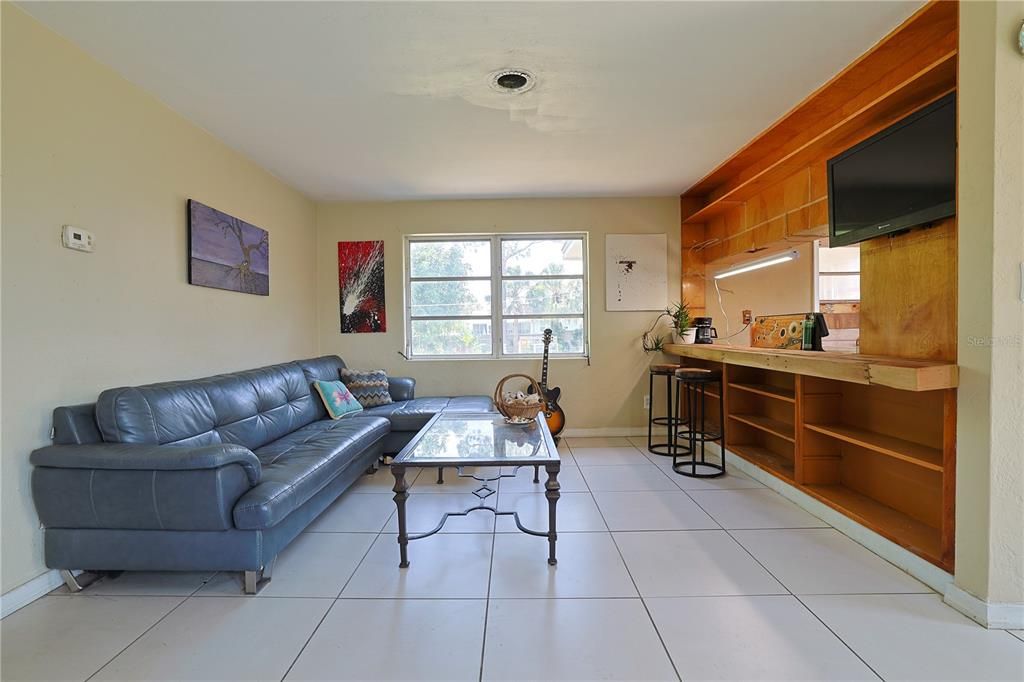 For Sale: $235,000 (2 beds, 1 baths, 846 Square Feet)