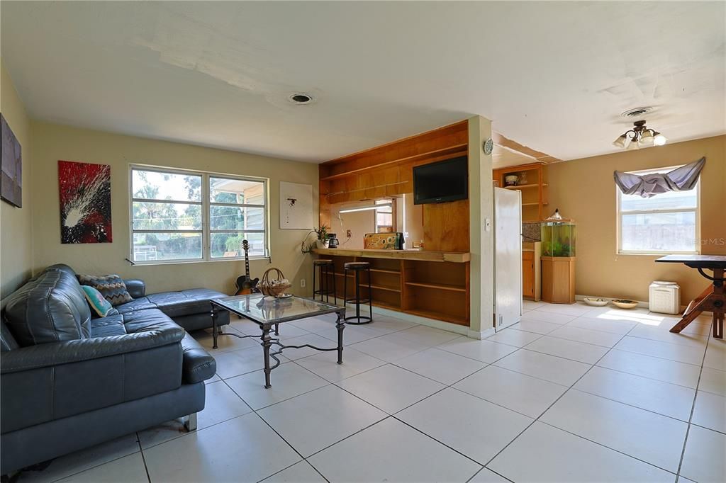 For Sale: $235,000 (2 beds, 1 baths, 846 Square Feet)