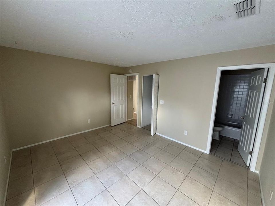 For Sale: $259,900 (2 beds, 2 baths, 1038 Square Feet)