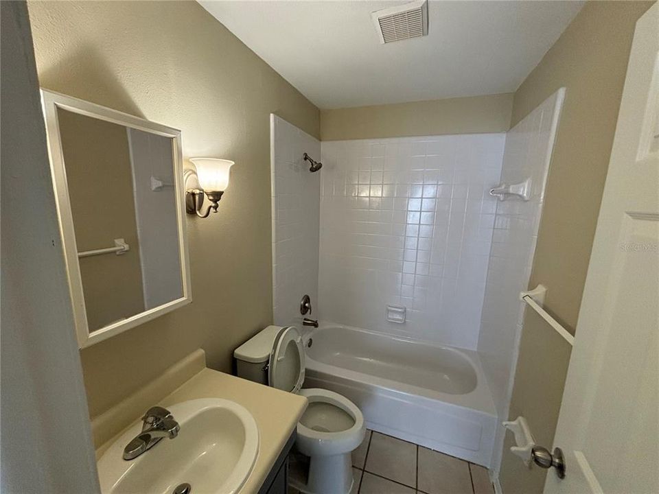 For Sale: $259,900 (2 beds, 2 baths, 1038 Square Feet)