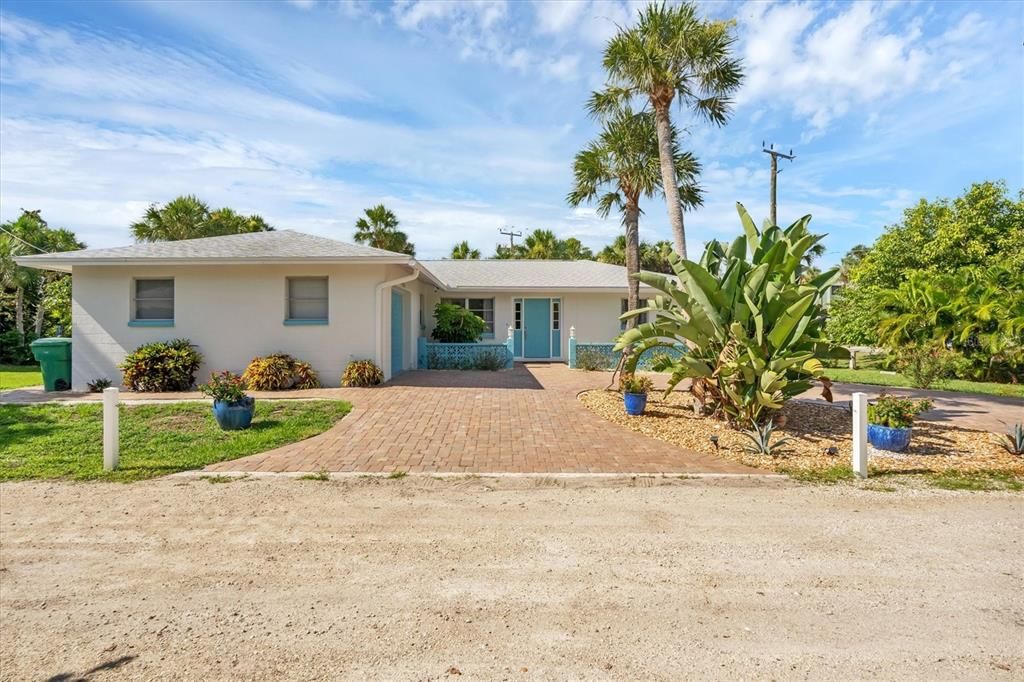 For Sale: $850,000 (3 beds, 2 baths, 1318 Square Feet)