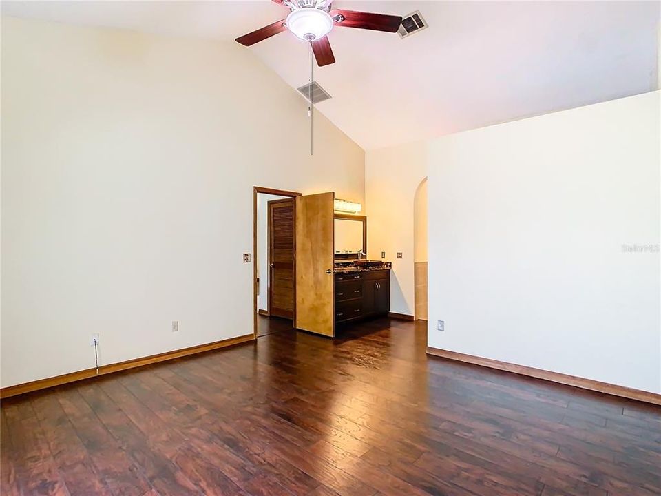 For Sale: $550,000 (4 beds, 2 baths, 2020 Square Feet)