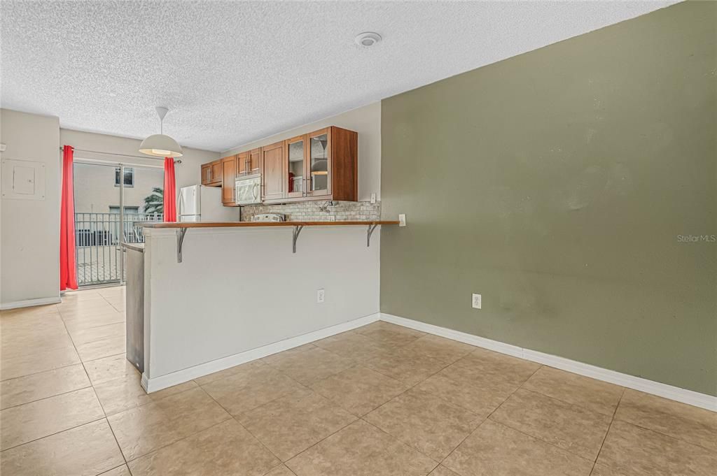 For Sale: $215,000 (2 beds, 2 baths, 840 Square Feet)