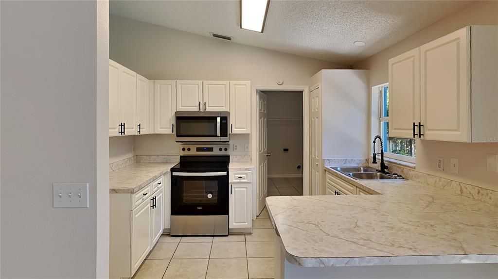 For Sale: $279,900 (3 beds, 2 baths, 1136 Square Feet)