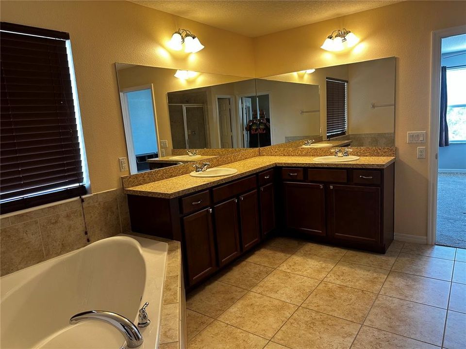 For Rent: $3,425 (5 beds, 3 baths, 3220 Square Feet)