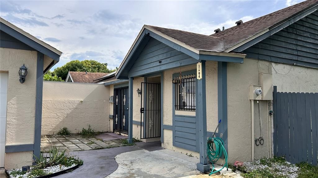 For Sale: $263,400 (2 beds, 2 baths, 980 Square Feet)