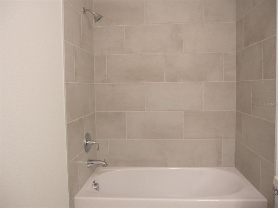 2nd bathroom tub/shower