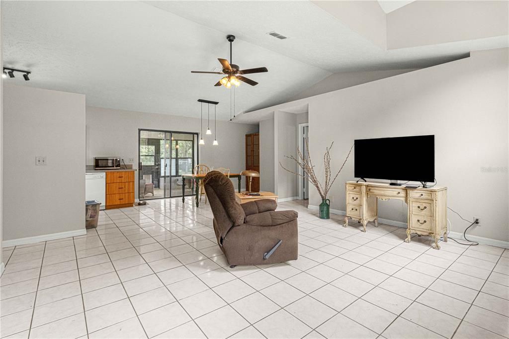 Active With Contract: $259,900 (2 beds, 2 baths, 1175 Square Feet)