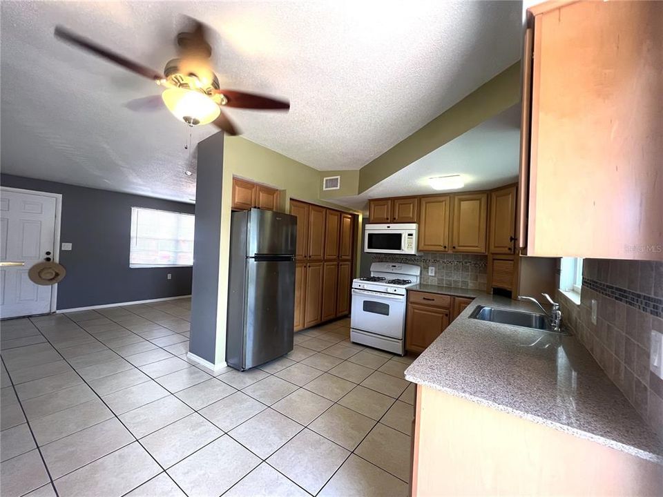 For Rent: $1,400 (2 beds, 1 baths, 840 Square Feet)