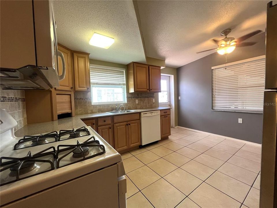 For Rent: $1,400 (2 beds, 1 baths, 840 Square Feet)