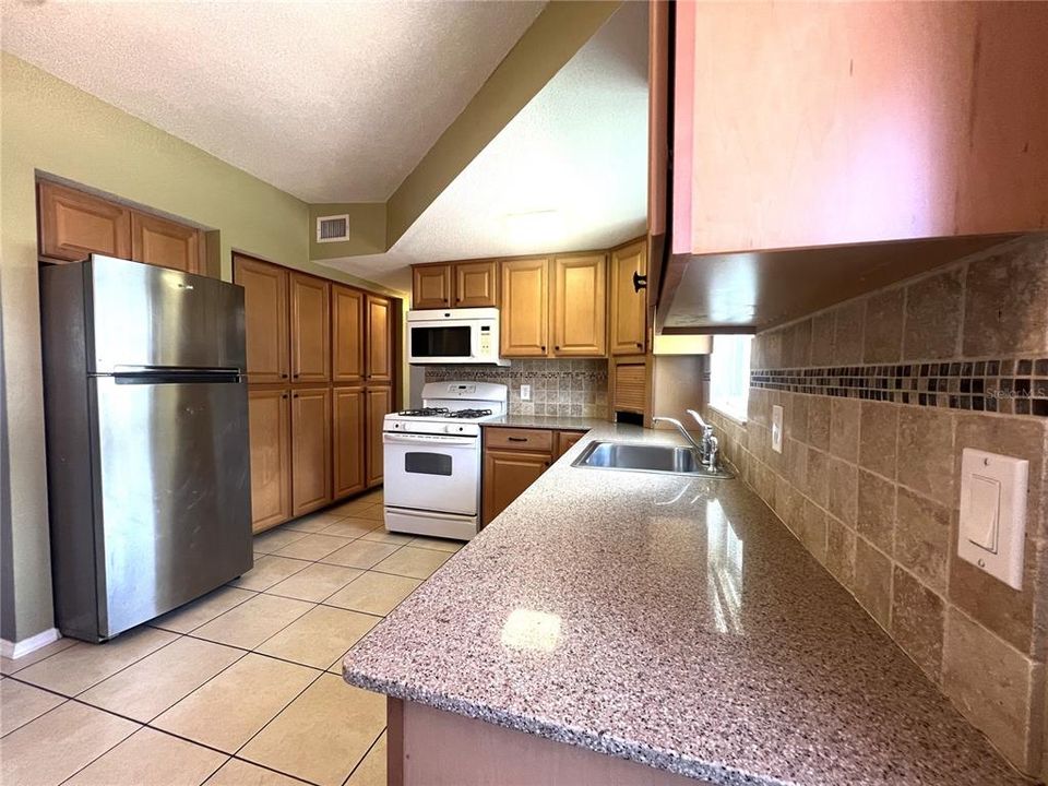 For Rent: $1,400 (2 beds, 1 baths, 840 Square Feet)