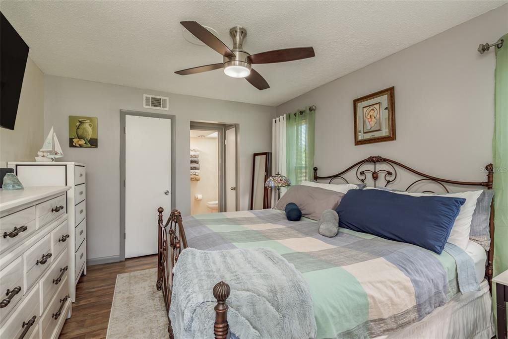 Active With Contract: $125,000 (1 beds, 1 baths, 796 Square Feet)