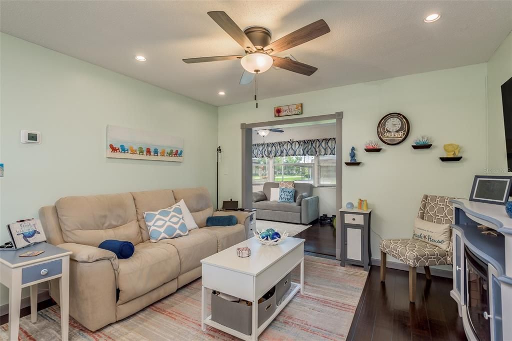 Active With Contract: $125,000 (1 beds, 1 baths, 796 Square Feet)