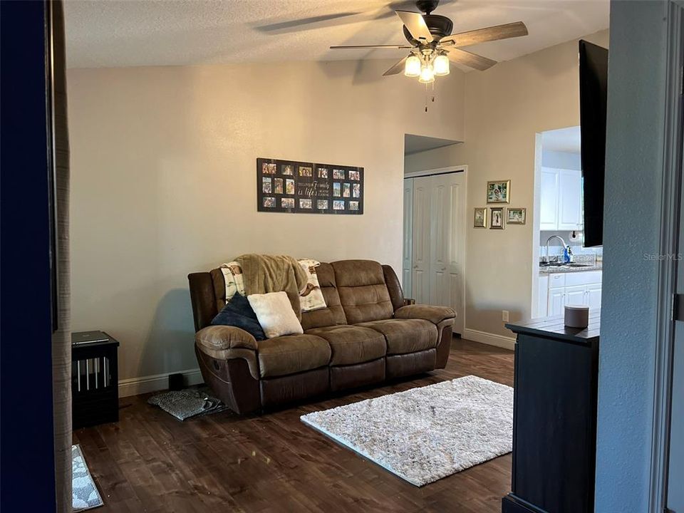 For Sale: $360,000 (3 beds, 2 baths, 1075 Square Feet)