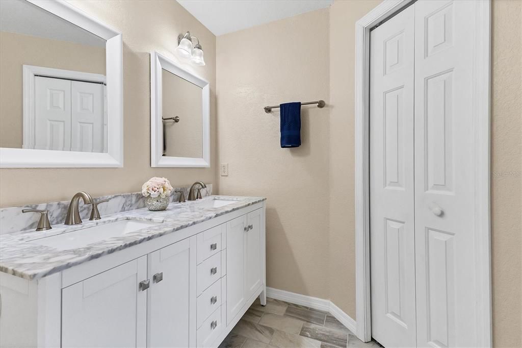 Primary dual sinks and linen closet