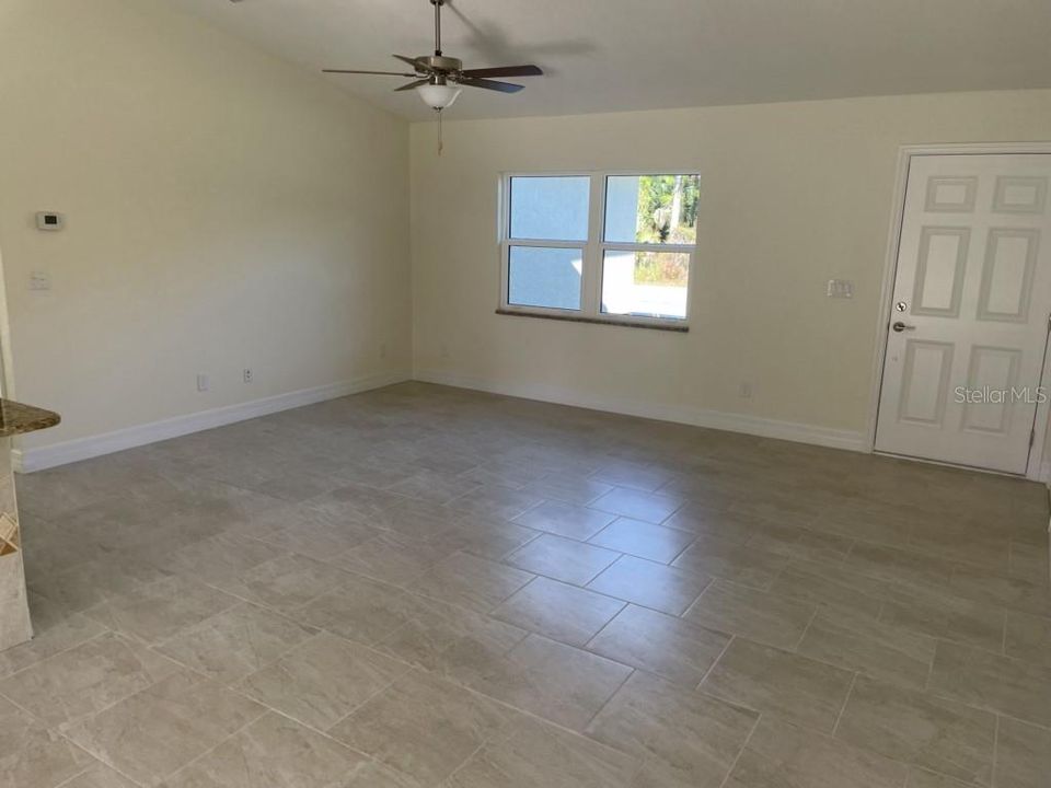 For Rent: $2,100 (3 beds, 2 baths, 1437 Square Feet)