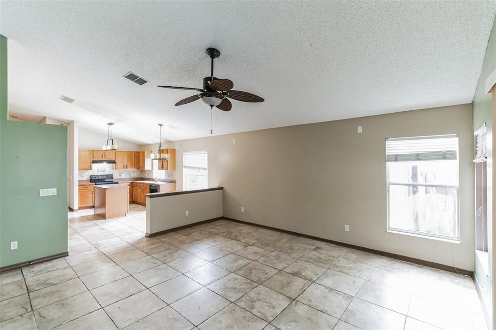 For Sale: $389,900 (4 beds, 2 baths, 1958 Square Feet)