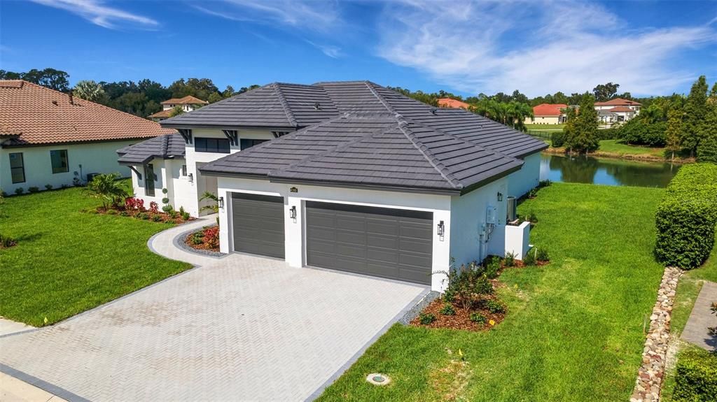 For added curb appeal there is a brick paver driveway with accent pavers along trhe edges.