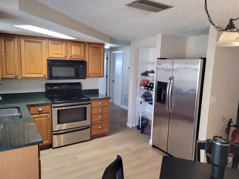 For Rent: $1,950 (2 beds, 2 baths, 977 Square Feet)