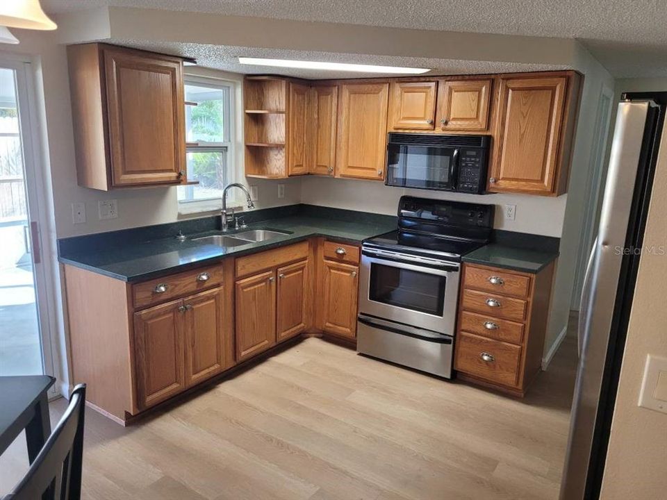 For Rent: $1,950 (2 beds, 2 baths, 977 Square Feet)