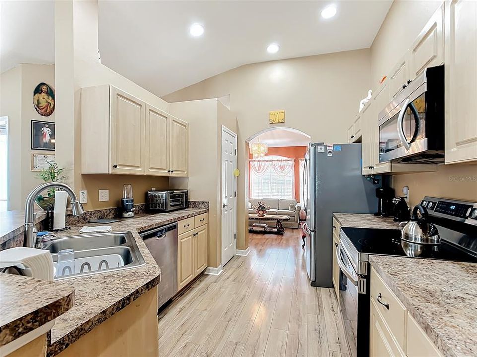 For Sale: $313,470 (3 beds, 2 baths, 1735 Square Feet)