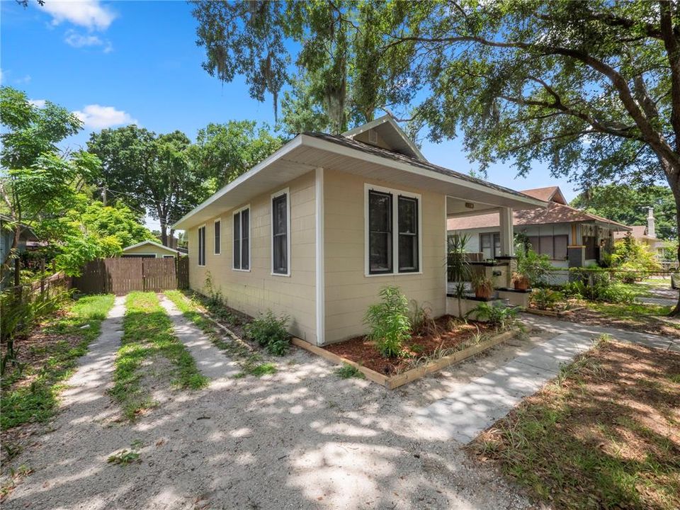 For Sale: $279,000 (3 beds, 2 baths, 1031 Square Feet)