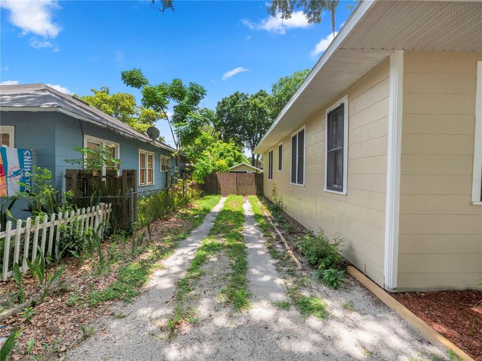 Active With Contract: $279,000 (3 beds, 2 baths, 1031 Square Feet)