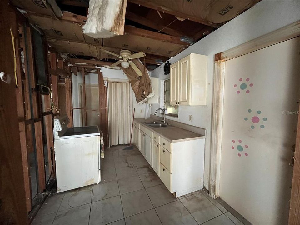 For Sale: $150,000 (2 beds, 1 baths, 897 Square Feet)