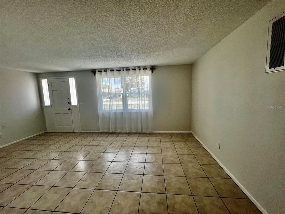 For Sale: $225,000 (2 beds, 1 baths, 1024 Square Feet)