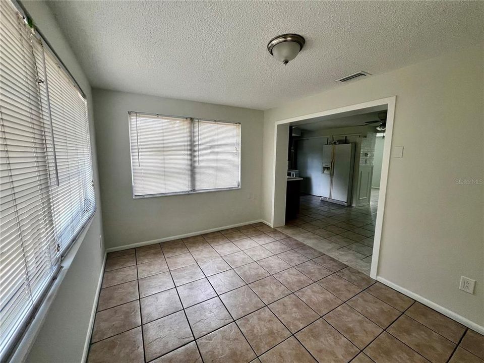 For Sale: $225,000 (2 beds, 1 baths, 1024 Square Feet)