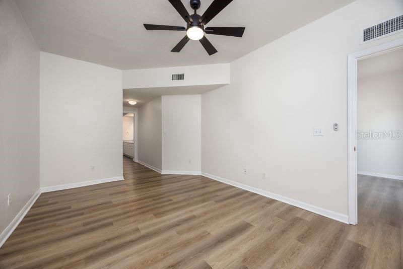 Active With Contract: $215,000 (2 beds, 2 baths, 1165 Square Feet)