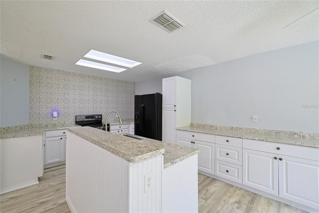 Active With Contract: $379,900 (3 beds, 2 baths, 1672 Square Feet)