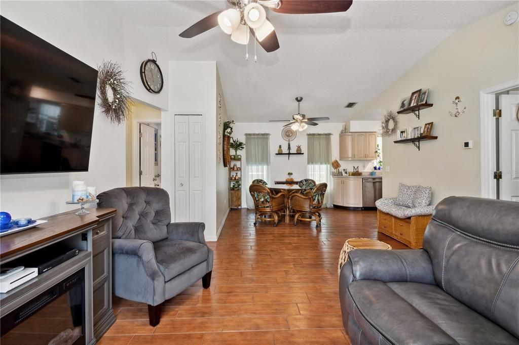 For Sale: $350,000 (3 beds, 2 baths, 1206 Square Feet)