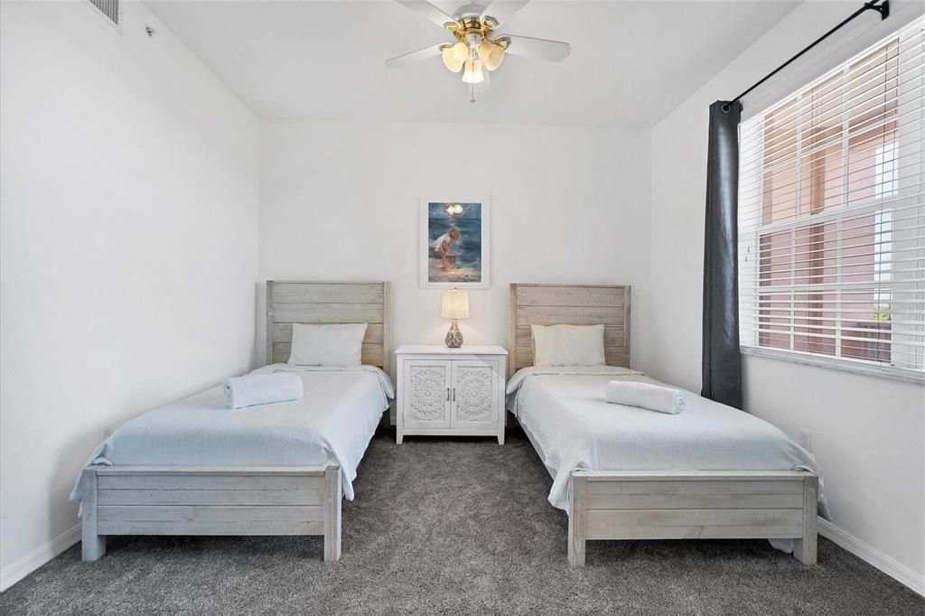 Guest Bedroom with Twin Beds!