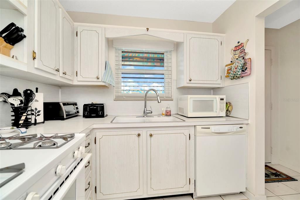 Active With Contract: $99,900 (2 beds, 2 baths, 1040 Square Feet)