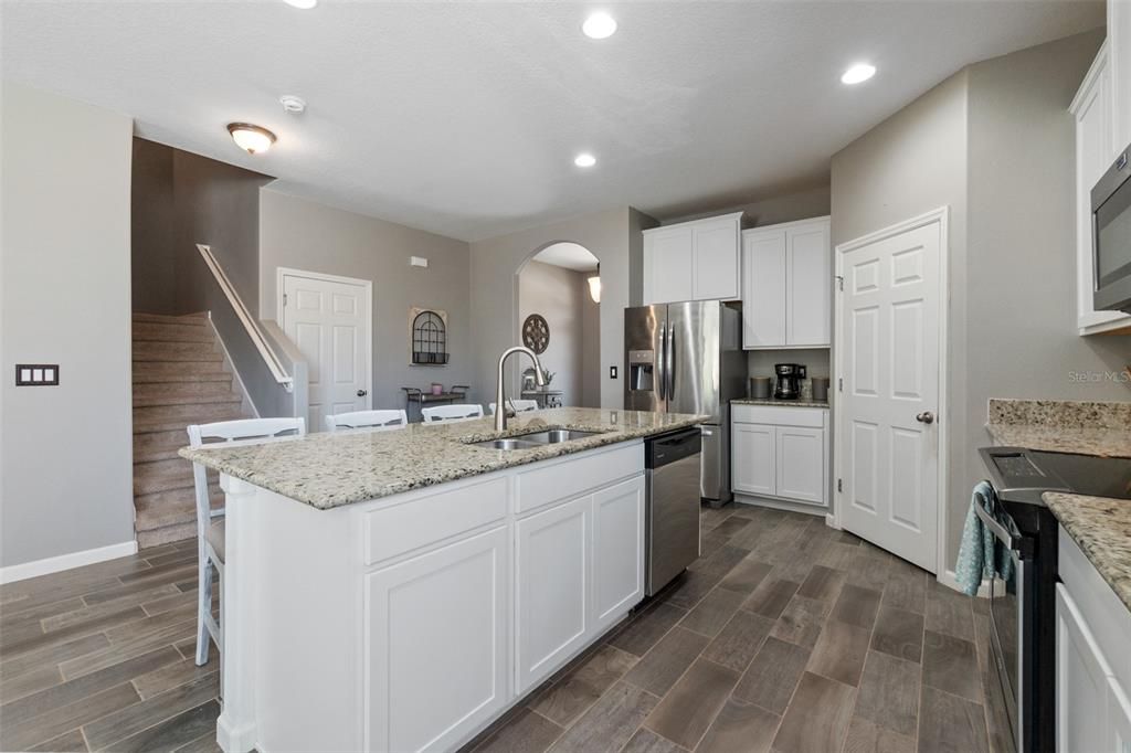For Sale: $684,000 (5 beds, 2 baths, 2939 Square Feet)