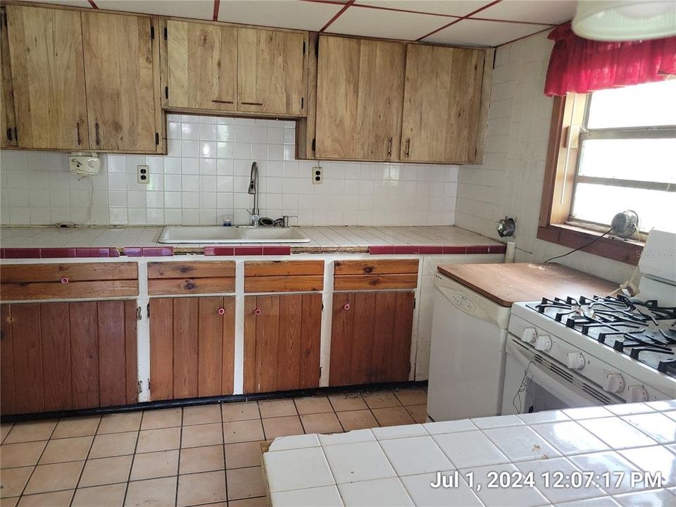 For Sale: $180,000 (3 beds, 1 baths, 1526 Square Feet)