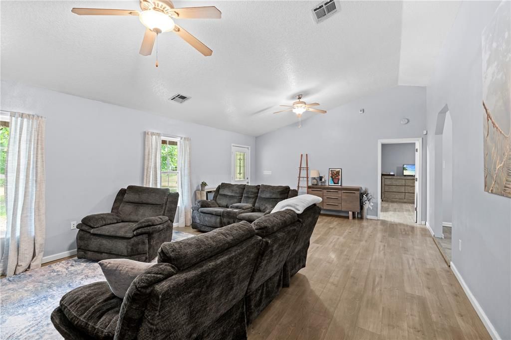 Active With Contract: $499,977 (3 beds, 2 baths, 1860 Square Feet)