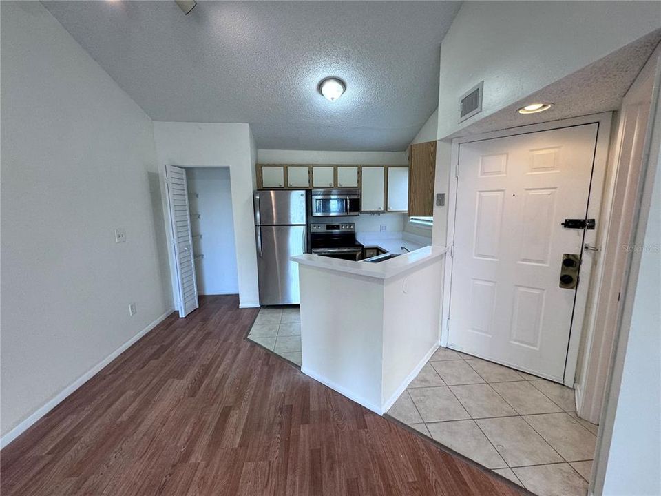 For Rent: $1,250 (1 beds, 1 baths, 526 Square Feet)