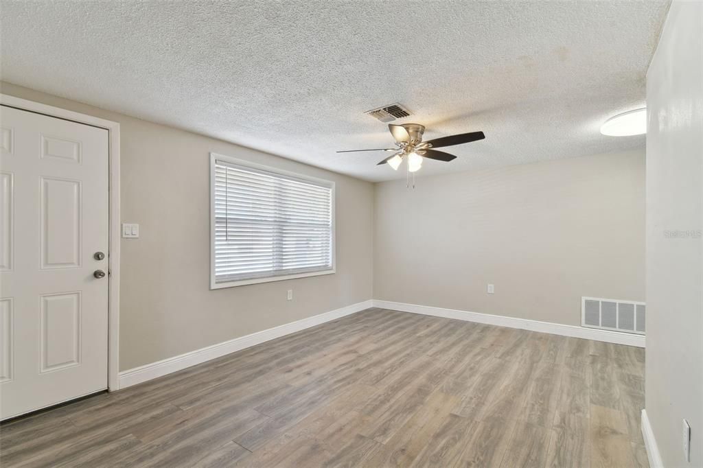 For Sale: $235,000 (2 beds, 1 baths, 884 Square Feet)