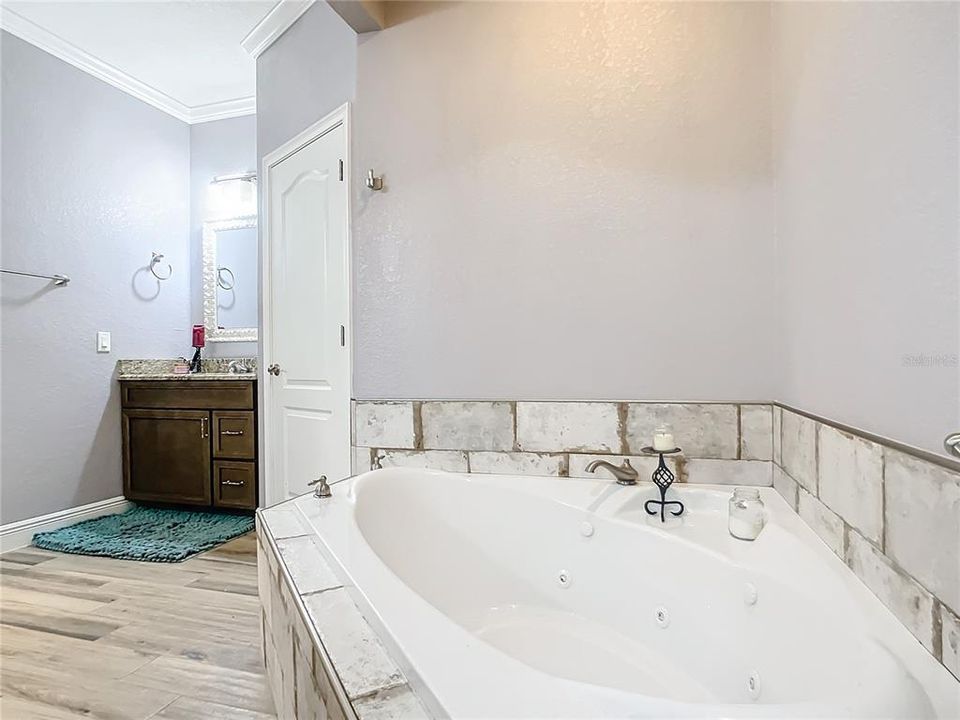 For Sale: $379,900 (2 beds, 2 baths, 1899 Square Feet)