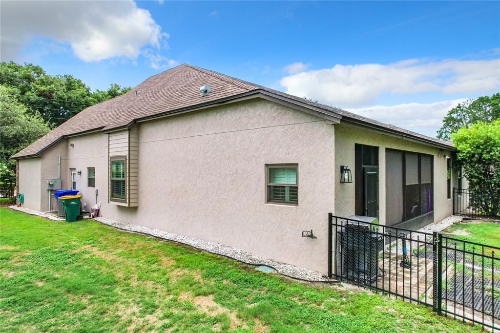 For Sale: $379,900 (2 beds, 2 baths, 1899 Square Feet)