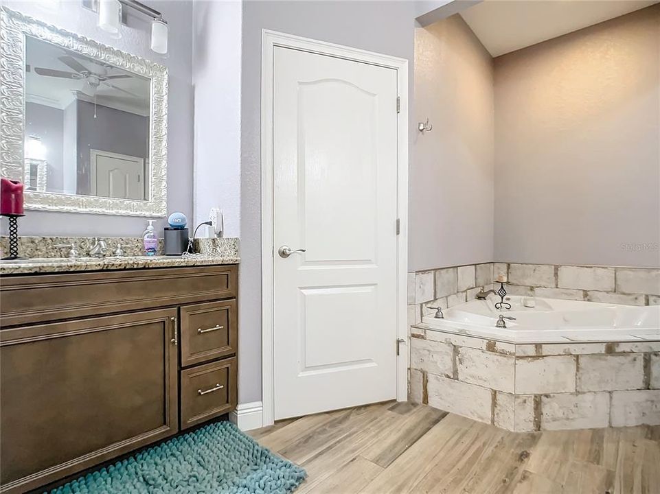 For Sale: $379,900 (2 beds, 2 baths, 1899 Square Feet)