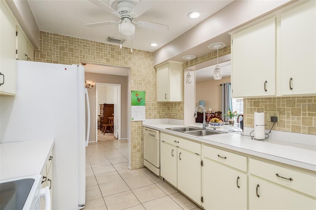 For Sale: $399,500 (2 beds, 2 baths, 1652 Square Feet)