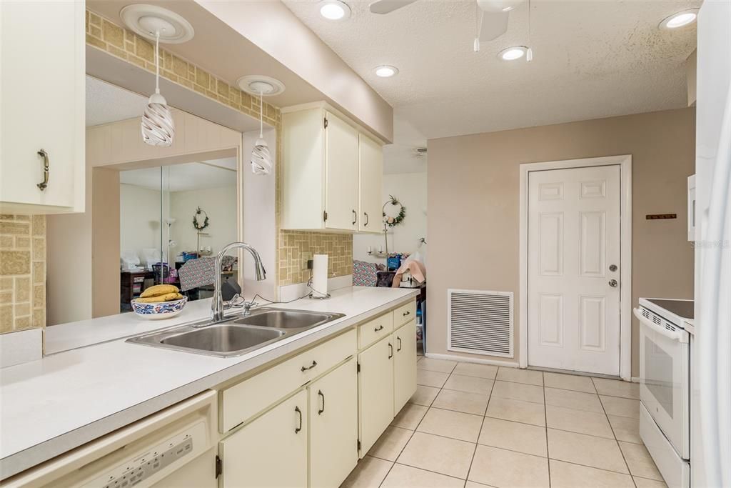 For Sale: $399,500 (2 beds, 2 baths, 1652 Square Feet)